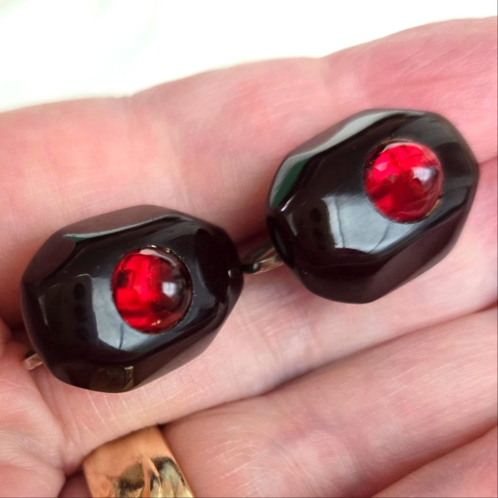Vintage Red Lucite Screw-back Earrings - Picture 6 of 7